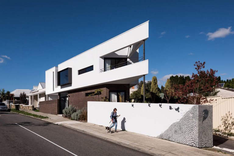 1-Triangle-House-exterior-landscape-Mount-Lawley-architect-by-Robeson-Architects