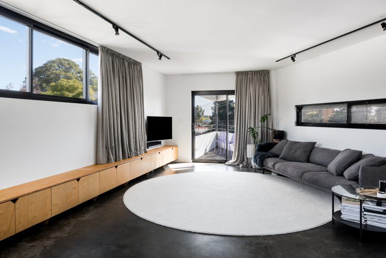 10-Triangle-House-living-room-Mount-Lawley-architect-by-Robeson-Architects