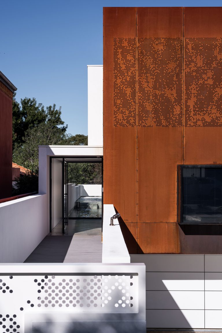 1_Exterior-clad-custom-corten-steel-designed-by-Cottesloe-Architect-Robeson-Architects