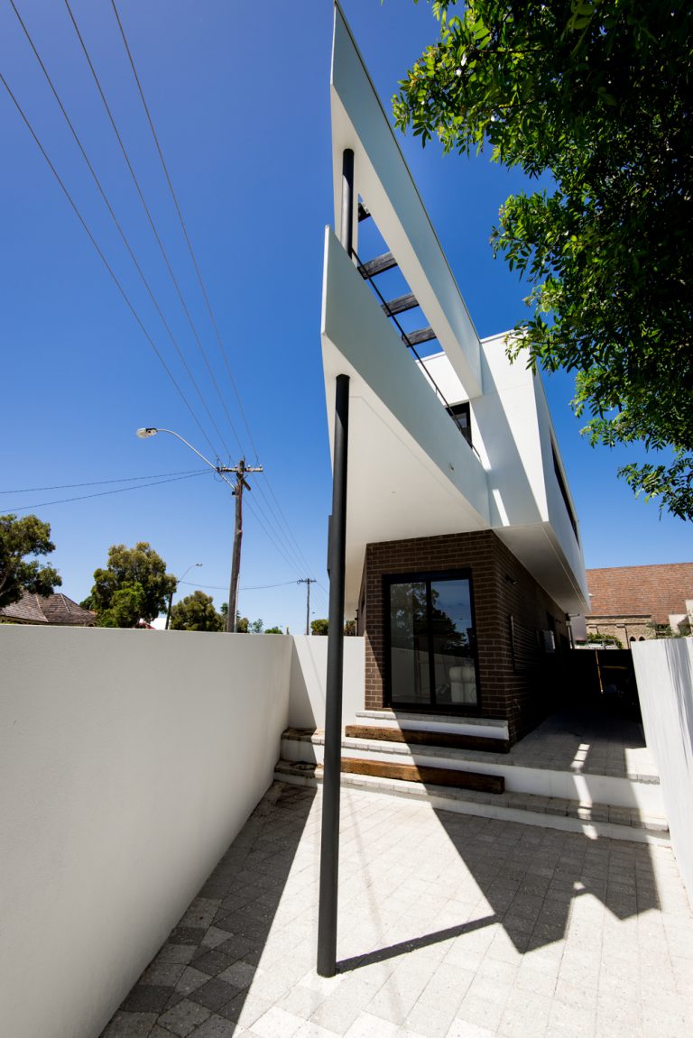 21-Triangle-House-pointy-balcony-Mount-Lawley-architect-by-Robeson-Architects